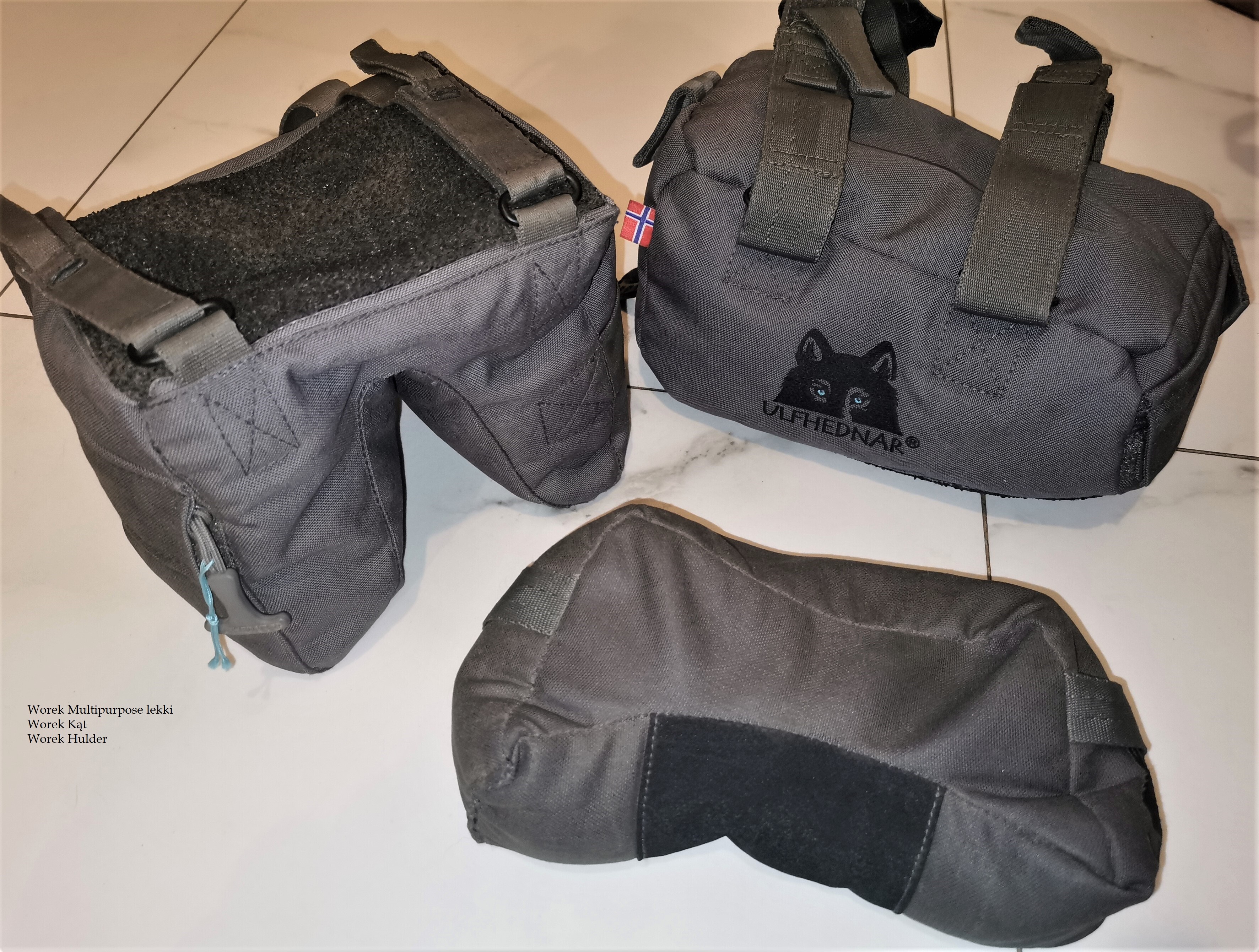 Flytac Academy Worki barykadowe i pod kolbę Ulfhednar Worki barykadowe i pod kolbę używane podczas strzelań PRS i długodystansowych. Worek stabilizuje karabin na barykadzie. Ciężki worek barykadowy i pod kolbę. Waga nawet do 7 kilogramów. Worek wykorzystywany podczas  zawodów i szkolenia Flytac Academy.